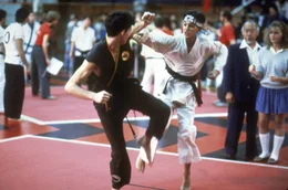 Turnier der Entscheidung: Daniel (Ralph Macchio, 3.v.r.) stellt sich den Sch&uuml;lern des brutalen Karatelehrers Kreese ...