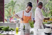 Zu Tisch - Martinique: Wael und Roger Toto kochen mit Produkten aus dem eigenen Garten. Zu Tisch - Martinique: Wael und Roger Toto kochen mit Produkten aus dem eigenen Garten.