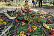 Brasiliens Regenwald; Zurück in die Zukunft; Claudete da Conceicaao Fonseca vor einem Mandala aus Früchten
