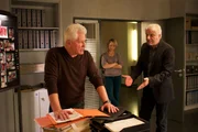 Der Kriminalhauptkommissar Franz Leitmayr (Udo Wachtveitl, rechts) hat seinem Kollegen Ivo Batic (Miroslav Nemec) eine wichtige Information nicht gegeben, Christine Lerch (Lisa Wagner) beobachtet den Streit.