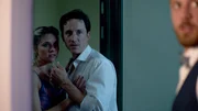 Marie (Svenja Jung, l) wird beim Knutschen mit Nico (Laurence Rupp) erwischt. Rechts: Johan (Marco Gianni)