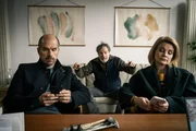 Erik (Christoph Maria Herbst, l.) und Anne (Annette Frier, r.) würden sich am liebsten aus dem Weg gehen, doch die gemeinsame Pflege von Ludwig (Michael Wittenborn, M.), zwingt das ungleiche Paar zur Zusammenarbeit.