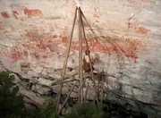 Die K&uuml;nstler entstammten einer hoch entwickelten Kultur und hatten ein gro&szlig;es K&ouml;nnen. Wie sonst h&auml;tten sie bis zu zw&ouml;lf Meter steile Felsen bearbeiten k&ouml;nnen?