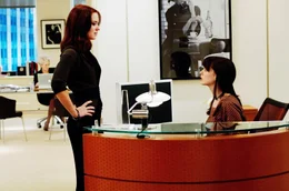 Als sich Andy (Anne Hathaway, r.) pl&ouml;tzlich vollkommen ver&auml;ndert und an die Glitzerwelt in NYC anpasst, macht sich Mirandas erste Assistentin Emily (Emily Blunt, l.) gro&szlig;e Sorgen um ihren Job ...