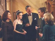Die Gro&szlig;eltern Emily (Kelly Bishop, l.) und Richard (Edward Herrmann, 3.v.l.) sind der Meinung, dass Dean nicht der richtige f&uuml;r ihre Enkelin ist. Deswegen veranstalten sie eine Party, um Rory (Alexis Bledel, 2.v.l.) die ganzen reichen S&ouml;hne ihrer Freunde vorzustellen ...