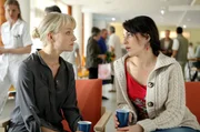 Das Glück dieser Erde. Katharina hat ihrer Freundin Birgit die Leitung des Gestüts-Restaurants übertragen - sehr zum Leidwesen ihres Ehemanns Martin. Bei einem Streit zwischen den Eheleuten bekommt der gemeinsame Sohn Paul mit, wie Martin seine Frau beschuldigt die Familie zu vernachlässigen. Paul nimmt auf einer Kutsche Reißaus - mit verheerenden Folgen. Unterdessen kündigt die Bank den Kredit für den väterlichen Hof. Offenbar ein Racheakt der Bankleiterin Petra Steiner, ist sie doch die Ex von Tierarzt Michael Haas, dem sich Katharina in letzter Zeit angenähert hat. Im Bild (v.li.): Eva Herzig (Katharina Lenz), Julia Cencig (Birgit Gross).