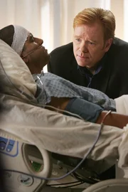 Im Krankenhaus verspricht Lt. Horatio Caine (David Caruso, r.) seinem Kollegen Eric (Robert Rodriguez, l.), dass er den flüchtigen Mörder Clavo Cruz hinter Schloss und Riegel bringen wird. Im Krankenhaus verspricht Lt. Horatio Caine (David Caruso, r.) seinem Kollegen Eric (Robert Rodriguez, l.), dass er den flüchtigen Mörder Clavo Cruz hinter Schloss und Riegel bringen wird.