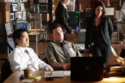 Versuchen einen Mordfall aufzuklären: Kimball Cho (Tim Kang, l.), Wayne Rigsby (Owain Yeoman, M.) und Teresa Lisbon (Robin Tunney, r.) ...