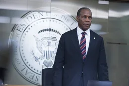 Hat einen Plan entwickelt, um zumindest einen kleinen Teil der Menschheit zu retten: Pr&auml;sident Thomas Wilson (Danny Glover) ...