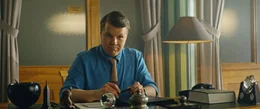 Kommissar Paavola (Hannes Suominen) sitzt in seinem B&uuml;ro am Schreibtisch.