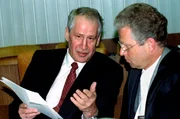 Markus Wolf, Spionagechef der DDR, mit seinem Anwalt Johann Schwenn am 3. Tag der Verhandlung am Düsseldorfer Oberlandesgericht.