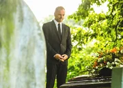 Sherlock Holmes (Jonny Lee Miller)