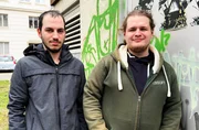 Die beiden Freunde Alexander F&ouml;rster (l) und Christopher Heine (28). Sie kennen das Gef&uuml;hl von Einsamkeit. Sie sind der Meinung, dass es sehr schwer ist, den ersten Schritt zu tun und dar&uuml;ber zu erz&auml;hlen. Man denkt, sagt Alexander (23), niemand interessiert das, man muss das alles mit sich selbst ausmachen und sich herausk&auml;mpfen.