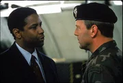 L-R: Agent Anthony 'Hub' Hubbard (Denzel Washington) und General William Devereaux (Bruce Willis)