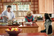"Die Goldbergs", "Mucki Mirsky." Beverly vertraut ihrer Teenager-Tochter nicht und liest sogar heimlich ihr Tagebuch. Daraufhin stellt Erica ihrer Mutter eine Falle, in die Beverly prompt hineintappt. Beschämt willigt sie ein, Erica in Zukunft mehr zu vertrauen. Und Adam hat seit Sandkastentagen eine beste Freundin, Emmy 'Mucki' Mirsky. Bis Barry behauptet, das Frauen und Männer nie nur Freunde sein können.Im Bild (v.li.): Jeff Garlin (Murray Goldberg), Wendi McLendon-Covey (Beverly Goldberg), Hayley Orrantia (Erica Goldberg).