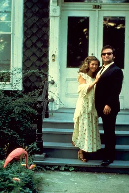 Bei ihrem Versuch Geld f&uuml;r das Waisenhaus, in dem sie aufgewachsen sind, zu sammeln, werden die Blues Brothers von Jakes (John Belushi, r.) fr&uuml;herer Verlobten (Carrie Fisher, l.) verfolgt, die zahllose Attentate auf ihn ver&uuml;bt.