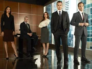 V.l.: Jessica Pearson (Gina Torres), Louis Litt (Rick Hoffman), Rachel Zane (Meghan Markle), Harvey Specter (Gabriel Macht) und Mike Ross (Patrick J. Adams)