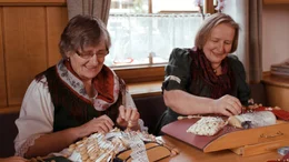 B&auml;uerinnen treffen sich regelm&auml;&szlig;ig um gemeinsam dem Handwerk des Kl&ouml;ppelns nachzugehen.