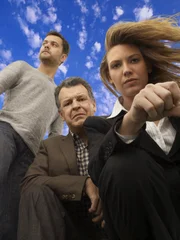 Peter Bishop (Joshua Jackson, l.), Dr. Walter Bishop (John Noble, m.) und FBI-Agentin Olivia Warren (Anna Torv, r.)