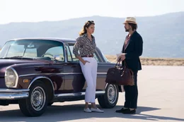 Penelope Vardakis (Shailene Woodley) hat Privatdetektiv Nick Bali (Joseph Gordon-Levitt) engagiert, um den Tod ihres Schwagers zu untersuchen.