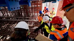 Das Team errichtet eine der gr&ouml;&szlig;ten Betonproduktionsanlagen der Welt. Darin sollen gigantische Tunnelelemente hergestellt werden.