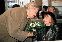 Der pensionierte Kriminalbeamte Wilhelm (G&uuml;nter Pfitzmann) ist in die Witwe K&auml;the M&uuml;hlmann (Brigitte Mira) verliebt.