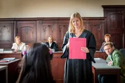Jacques Messmers (Kai Ivo Baulitz, r.) Anwältin Nicole Fink (Mira Bartuschek, 2.v.r.) schafft es, die Glaubwürdigkeit der Augenzeugin in Frage zu stellen.