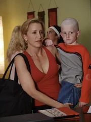 Lynette (Felicity Huffman, l.) versucht einen Platz in einem Yogakurs zu ergattern, doch immer wenn sie sich anmelden möchte, sind schon alle Plätze vergeben. Durch ein kleines Missverständnis kommt sie letztlich dann doch noch in den Kurs ...