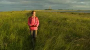 Täglich bei Sonnenaufgang streift Vogelwartin Ronja Sommerfeld durch das Naturschutzgebiet Krummsteert/Sulsdorfer Wiek auf Fehmarn und dokumentiert die artenreiche Vogelwelt. Nur sie darf dieses Gebiet betreten, für Touristen ist es gesperrt.