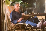Der wohlhabende Kaffeeproduzent Benedict Dacre (Robert Portal) l&auml;sst den Abend auf der Liege an seinem Pool ausklingen.