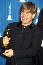 Elton John bei der 67. Oscar-Verleihung -im  Presseraum des Shrine Auditorium in Los Angeles.