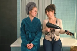 Linda (Marlene Morreis) weiht Carmen (Anita Vulesica, re.) ein:  Nach der Trennung ist vor der Aff&auml;re!
