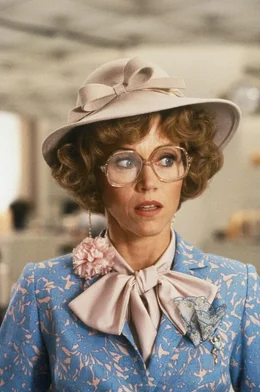 Judy Bernly (Jane Fonda) und ihre Kolleginnen haben einen Plan: Warum eigentlich bringen wir den Chef nicht um?; Judy Bernly (Jane Fonda) und ihre Kolleginnen haben einen Plan: Warum eigentlich bringen wir den Chef nicht um?