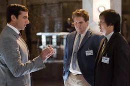Die beiden CONTROL-Erfinder Bruce (Masi Oka, r.) und Lloyd (Nate Torrence, M.) m&uuml;ssen ganz schnell ihren letzten, noch v&ouml;llig unerfahrenen Agenten, Maxwell Smart (Steve Carell, l.), mit spionagetechnischen Innovationen ausstatten ...