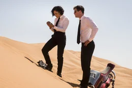 Nach dem Basar die W&uuml;ste: Ungeheure Beschleunigung hat die Agenten H (Chris Hemsworth) und M (Tessa Thompson) aus der Stadt in die W&uuml;ste katapultiert, wo M die Gelegenheit nutzt, sich einen kleinen Gegenstand genauer anzusehen.