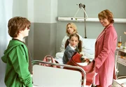 Henrike (Tina Ruland, hinten) ist nicht gerade begeistert &uuml;ber die Styling-Experimente, die ihre Mutter Juliane (Gaby Dohm, rechts) an ihren Kindern Sarah (Emelie Kundrun) und Nils (Benjamin Seidel) ausprobiert.