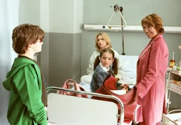 Henrike (Tina Ruland, hinten) ist nicht gerade begeistert &uuml;ber die Styling-Experimente, die ihre Mutter Juliane (Gaby Dohm, rechts) an ihren Kindern Sarah (Emelie Kundrun) und Nils (Benjamin Seidel) ausprobiert.