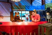 Mit dem Bäroskop 3001 locken Woozle und Simón einen Bären ins Studio. Mit dem Bäroskop 3001 locken Woozle und Simón einen Bären ins Studio.