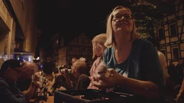 Gitte (r.) ist gl&uuml;cklich, weil das Festival endlich begonnen hat und sie sich um ihre G&auml;ste k&uuml;mmern darf. Oft bis nachts um zwei.