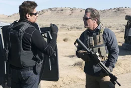 Alejandro (Benicio del Toro, l.); Matt Graver (Josh Brolin, r.)