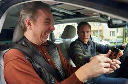 Etwas sp&auml;t auf dem Weg zum F&uuml;hrerschein: Roman (Benno F&uuml;rmann) sorgt f&uuml;r Erheiterung beim Fahrlehrer (Olli Schulz).