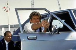 Verzweifelt versucht Rick Harding (Michael Dudikoff), die Flugzeugentf&uuml;hrer unsch&auml;dlich zu machen ...
