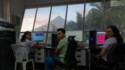 Das Team vom philippinischen Vulkan-Institut PHIVOLCS &uuml;berwacht den Vulkan Mayon,um die Menschen im Umland vor der schlafenden Gefahr zu sch&uuml;tzen.