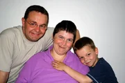 Das Zuhause von Conny (32), Maik (35) und Sohnemann Kevin muß behindertengerecht umgebaut werden. Der komplette "Zuhause im Glück"-Bautrupp rückt an, um der Familie zu helfen.