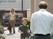 Nadja (Marion Kracht, l.) holt Max (Timon Straka, M.) für einen Zoobesuch ab. Glücklich verabschiedet sich Max bei seinem Vater Leonard (Bernhard Bettermann, r.).