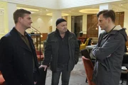 Sebastian (Matthi Faust, l.) und Otto (Florian Martens, M.) befragen Tobias (Alexander Finkenwirth, l.), einen Hotelangestellten, bei dem das Opfer eingecheckt hatte.