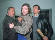 Jochen (Misel Maticevic, Mi.), bei dem die Tatwaffe gefunden wurde, versucht sich der Verhaftung durch die Beamten Kehler (Wolfgang Bathke, li.) und Bonhoff (Wolfgang Krewe) zu entziehen. Doch ist er wirklich der Mörder?