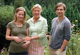Tr&uuml;gerisches Gl&uuml;ck: Marianne (Jutta Speidel, Mitte) mit ihrer Tochter Sandra (Theresa Scholze) und ihrem Sohn Oliver (Tim Sander).