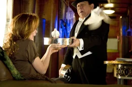 Anstatt an ihrem neuen Roman zu schreiben, verbringt die Autorin Carol Carver (Kim Bassinger, l.) ihre Zeit in einem Spielkasino. Dort lernt sie Walter (Danny DeVito) kennen, der sie mit seiner Zaubertricks fasziniert ...