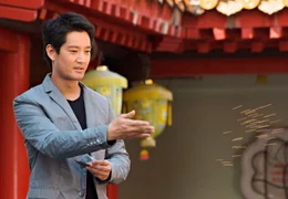 rbb Fernsehen EINE LIEBE IN DER STADT DES L&Ouml;WEN, am Sonntag (03.06.12) um 15:40 Uhr. Dai Si (Jason Chan) pflegt asiatische Traditionen.